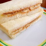 バナナとはちみつとピーナッツバターのサンドイッチ